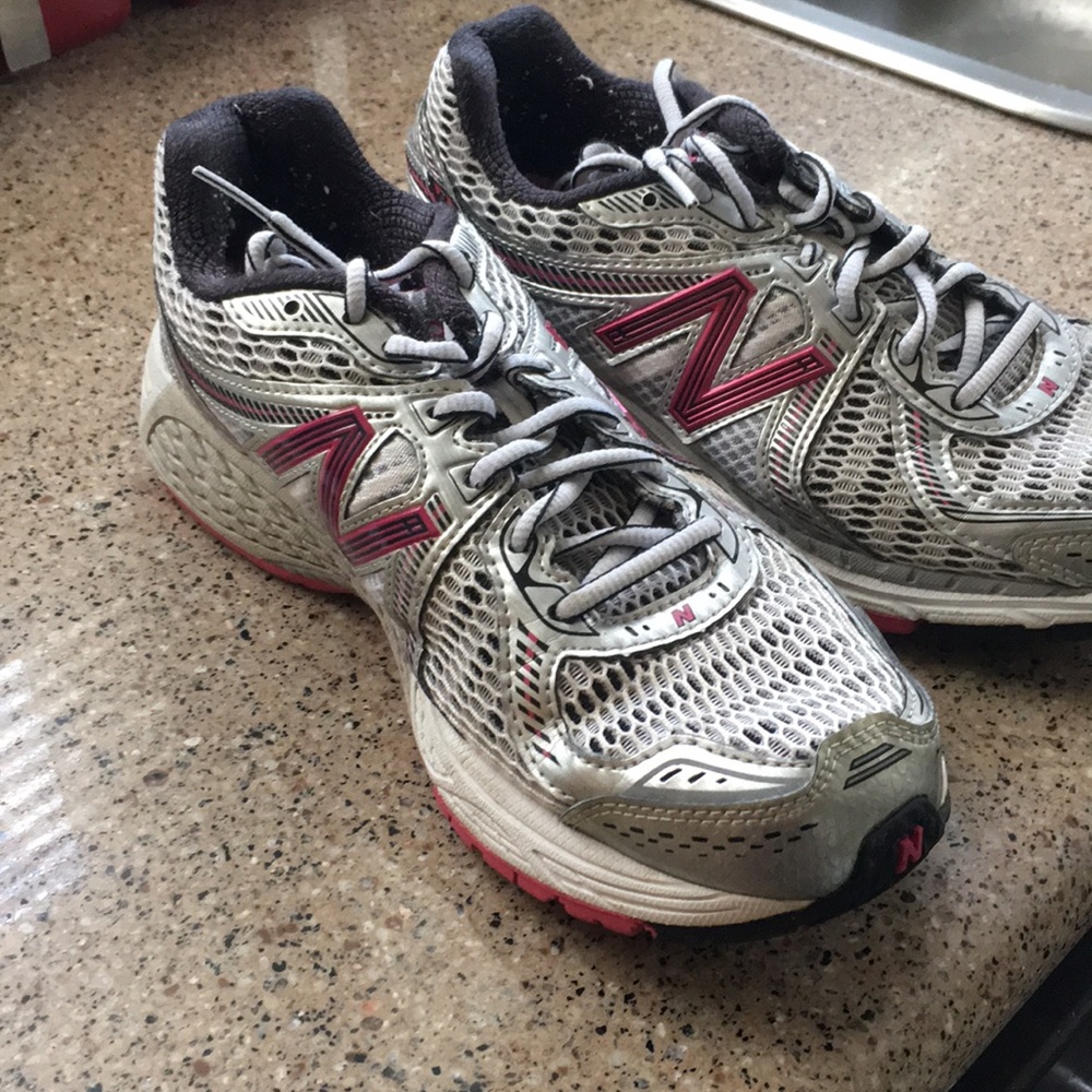 Grey women’s new balance running sneaker